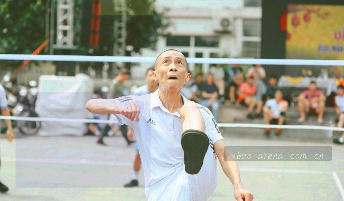 战术板线条与磁吸标记的抽象俯拍，青柠色细线勾出阵型